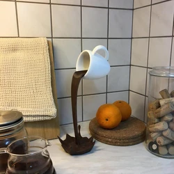 Kitchen Decoration Floating Spilling Coffee Cup Sculpture Spilling Magic Pouring Splash Creative Desktop Decor Home Decoration