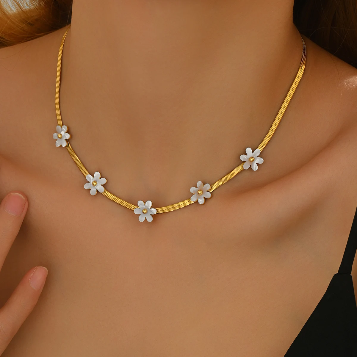 

Lxalry18K Plated Bohemian Flower Necklace, Stainless Steel, Skin-Safe, White Flower Charm, Low Allergy, Festive & Everyday Wear