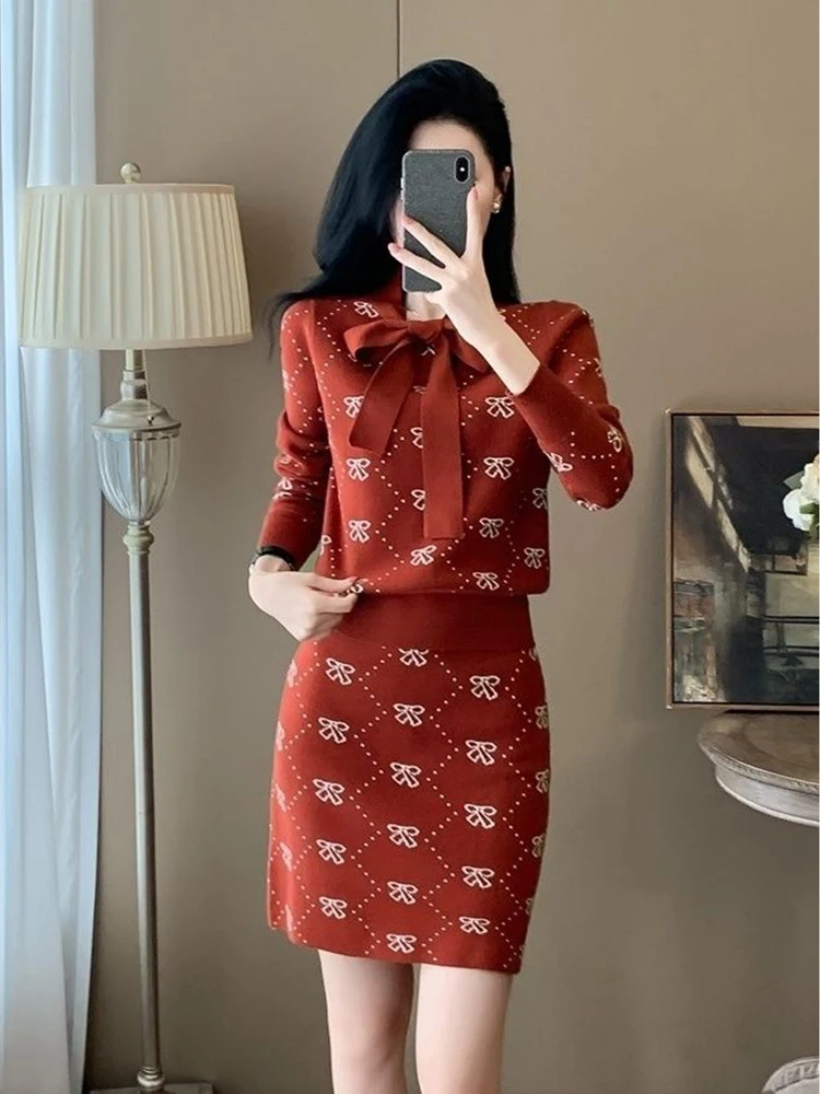 Otoño nuevo arco estampado todo-fósforo manga larga suéter de moda cintura elástica adelgazante A-line Falda corta conjunto de dos piezas