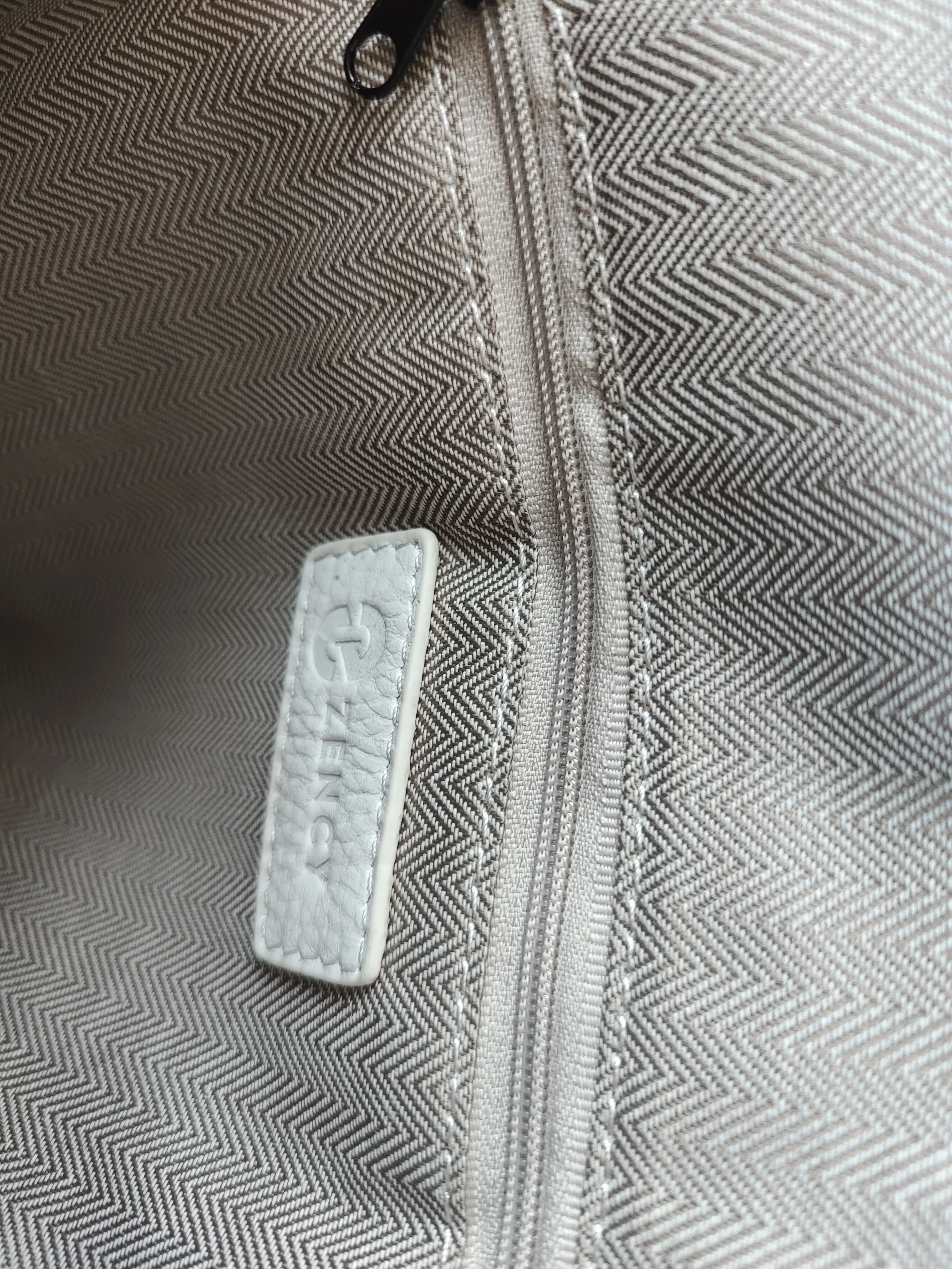 Zency 100 % echtes Leder, reinweißer Rucksack, Damen-Rucksack mit Krokodilmuster, passend für A4-Magazin-Laptops – Detail 4