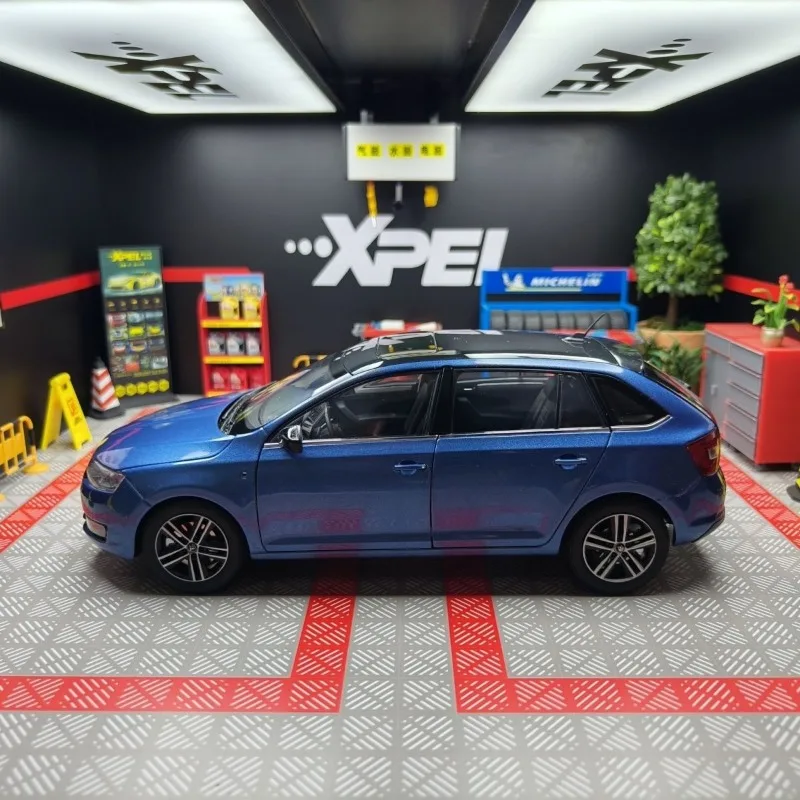 Flaw Defective Special Diecast 1/18 Model Car Skoda Car ModeI Rapid Spaceback Static Display Play Vehicles Toys for Boys