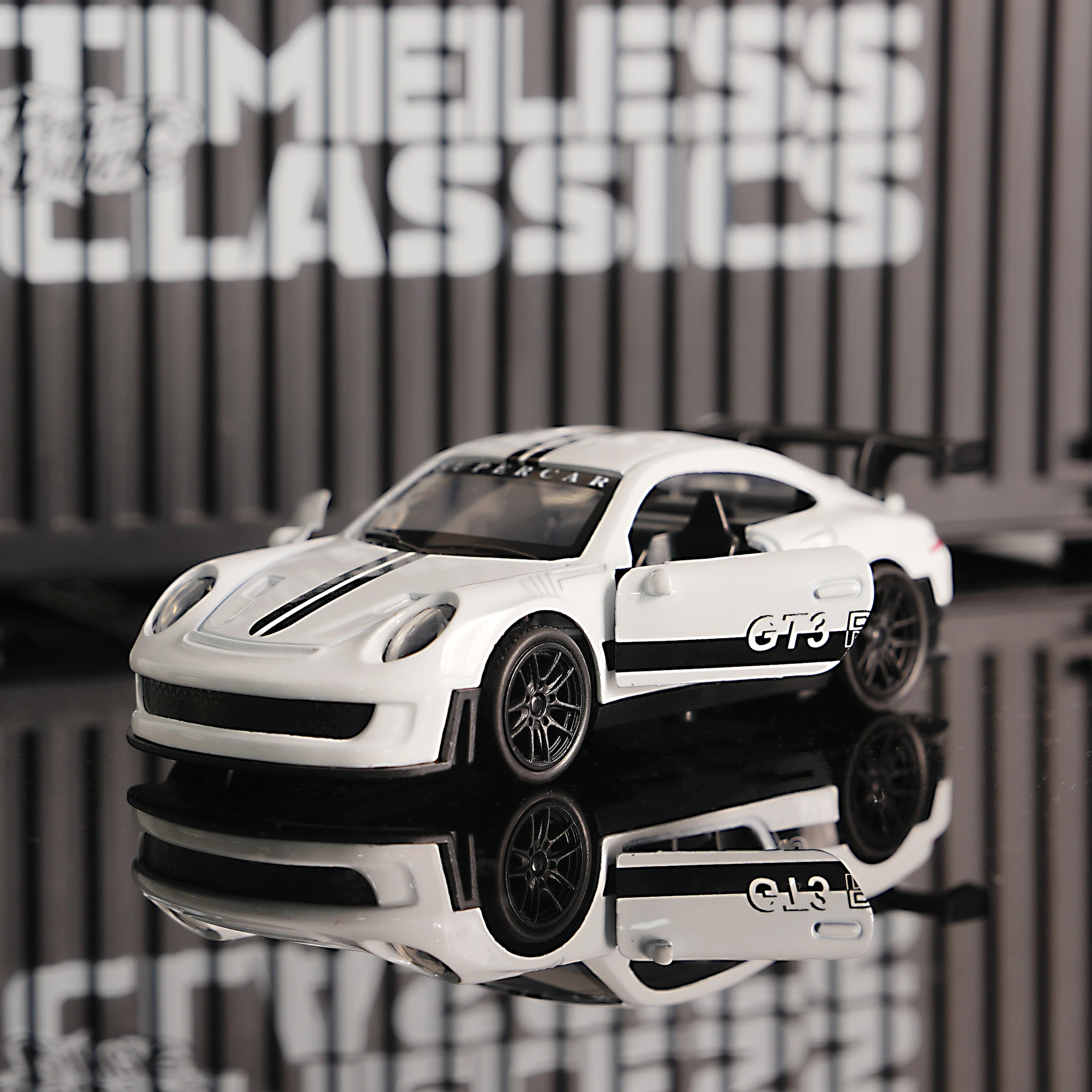 1:32 White Gt3 Rs Alloy Race Car Model, Diecast Sports Car with Openable Doors, Pull-Back Collectible Toy for Kids & Car Fans