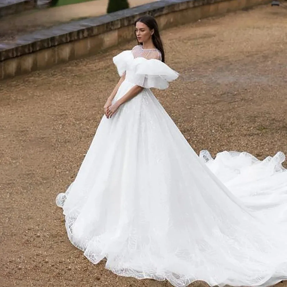 A-Linien Hochzeitskleid mit V-Ausschnitt und Schlitz aus Glänzendem Satin, Maßgeschneidertes Rückenfreies Brautkleid, Saudi-Kleid Dubai