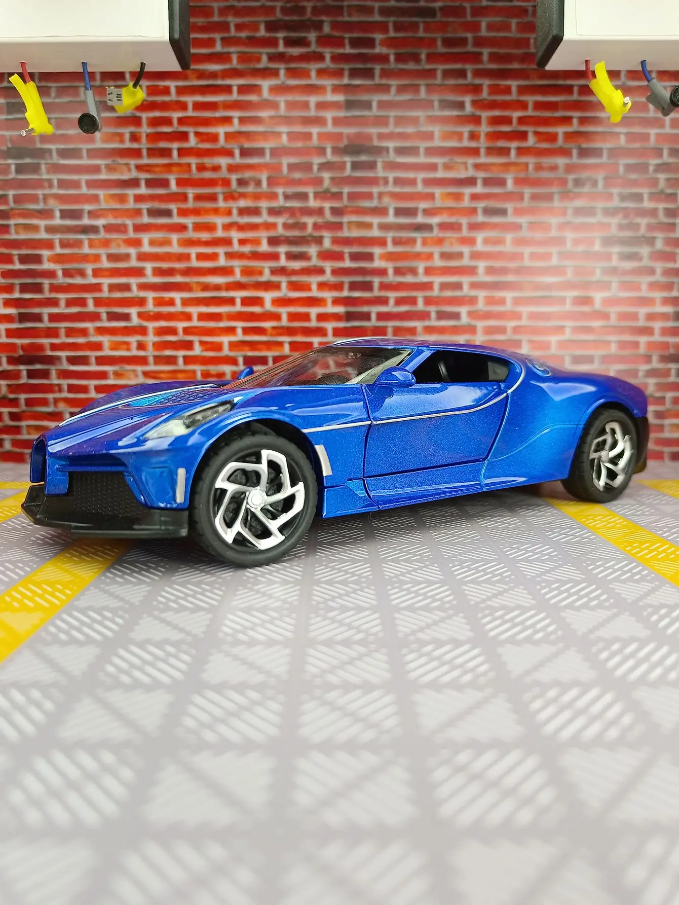 Modèle de voiture de sport super en alliage 1:24, jouet acousto-optique rétractable pour enfants, bonne qualité, peut être donné comme cadeau d'anniversaire à des amis