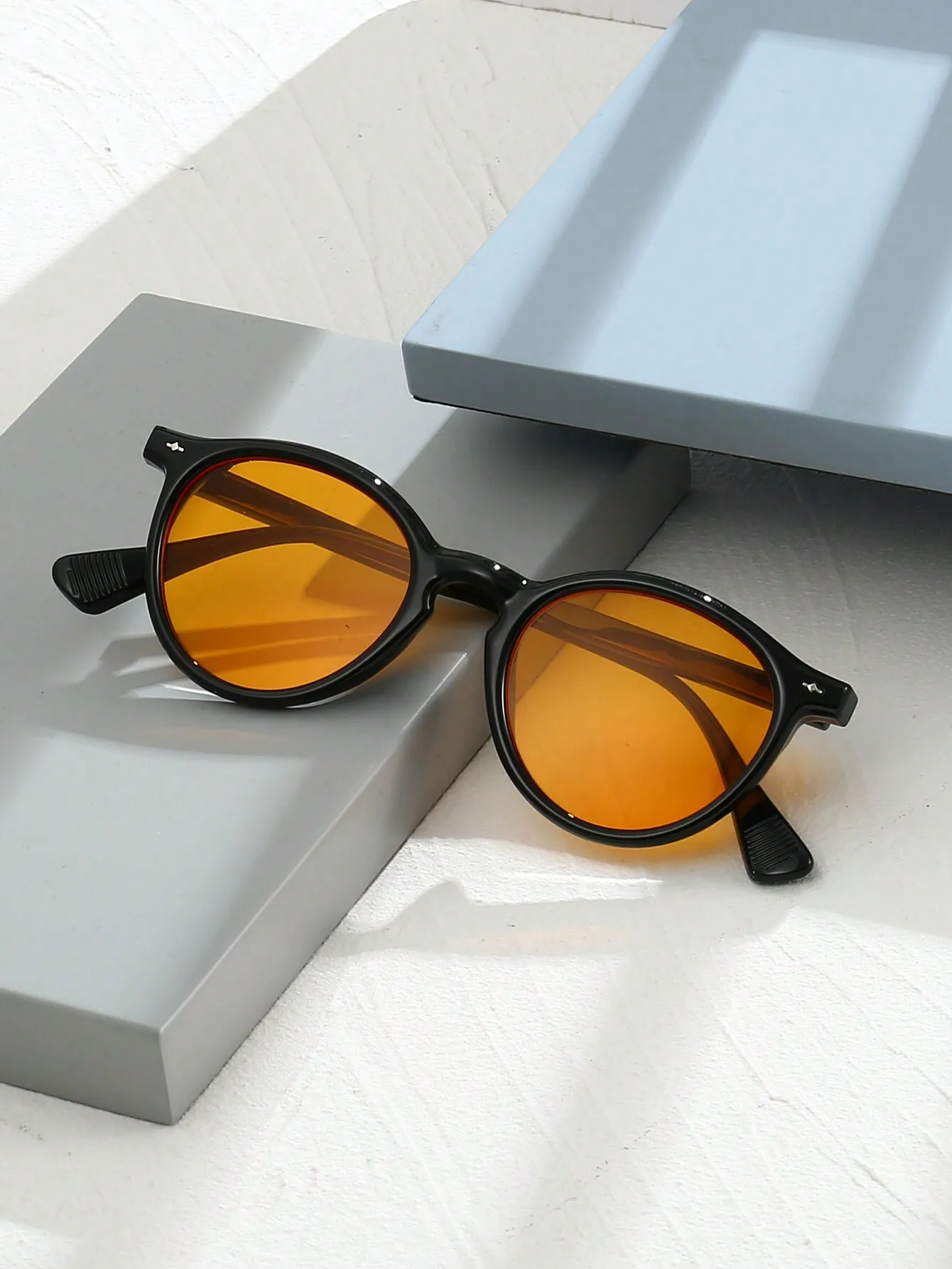 

Модные солнцезащитные очки с овальной черной оправой и янтарными линзами для путешествий на природе