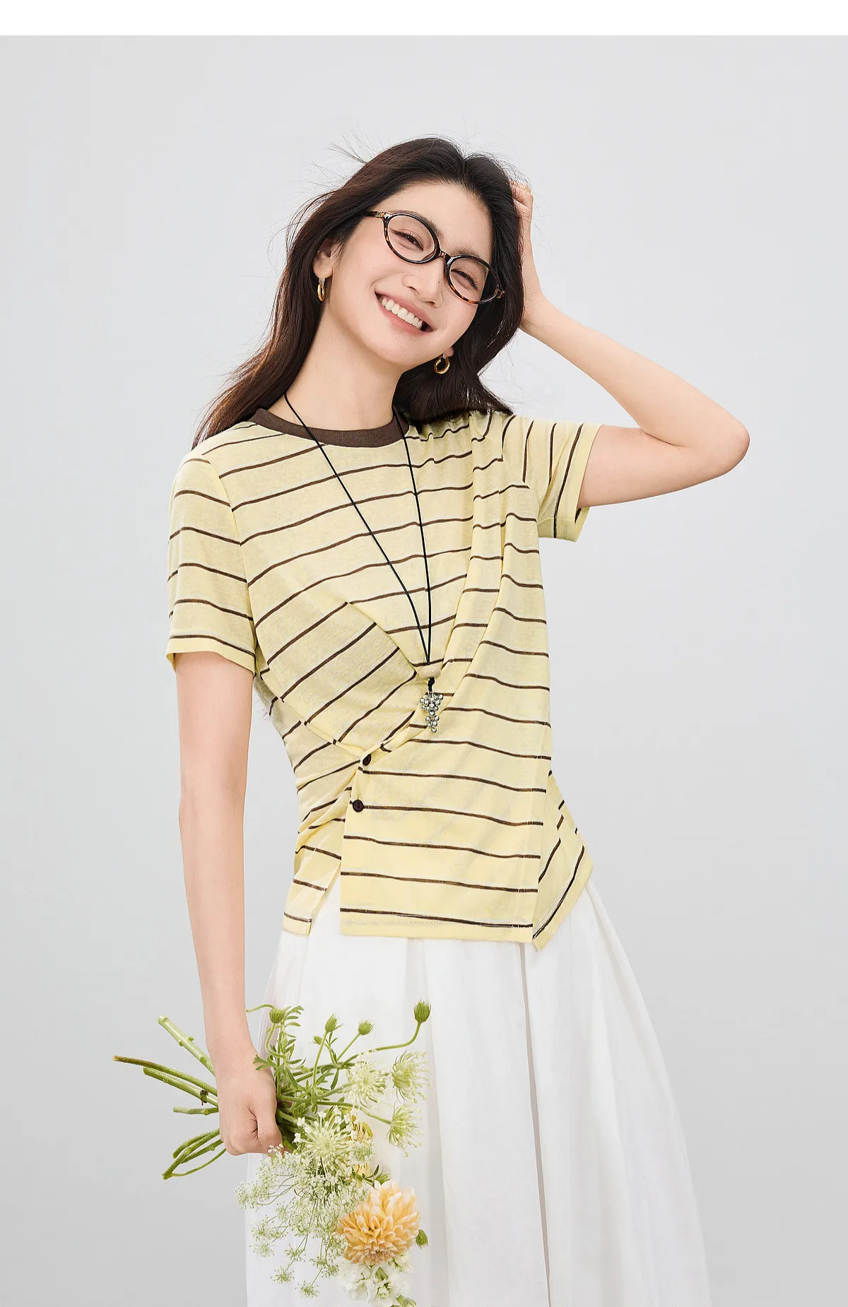 SENTUBILA Damen-Strickoberteil mit Rundhalsausschnitt und Kontraststreifen, Sommermode 2026, kurzärmeliges T-Shirt mit Twist-Front-Schlitz und Knöpfen Q62TC7208 – Detail 26