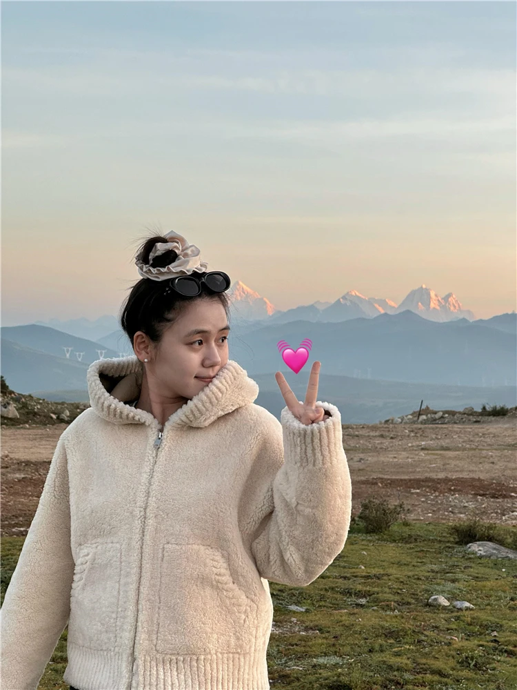 

Lamb Wool Jacket Women Clothes Woman Buckle Metal Clasp Fastener Closure System Security Detail Feature Element Design Neutral