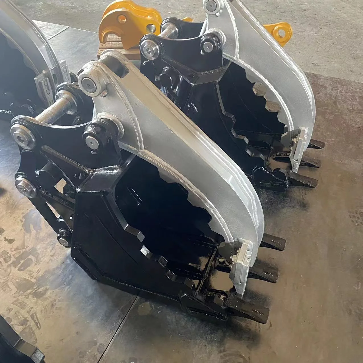 

1-24TThumb Clamp Bucket for Urban Construction