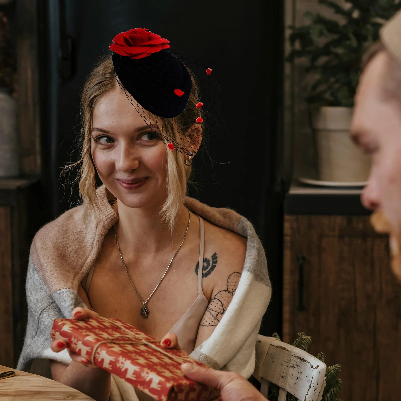 زهرة الورد الاصطناعية قبعة صغيرة الفاسناتور الشرير نمط صافي ديكور مشبك شعر للنساء فستان حفلة تنكرية لباس غير رسمي #1