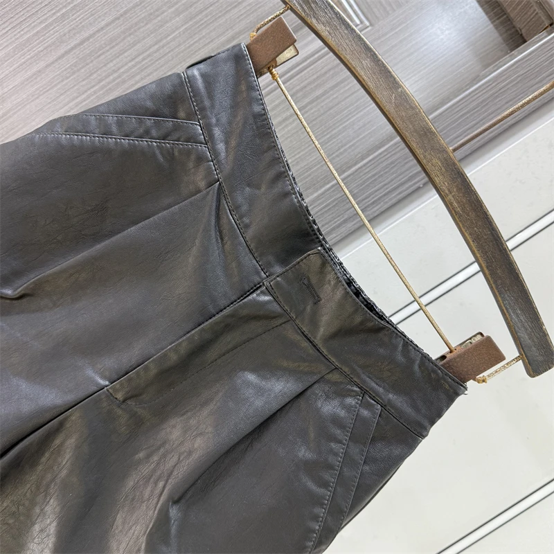 2025 autunno nuovo stile design senso nicchia pantaloncini in pelle PU pantaloncini a trapezio a gamba larga versatili a vita alta da donna
