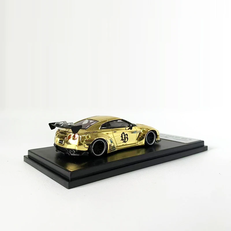 مجموعة سيارات موديل MC 1:64 GTR R35 LB ذات جسم عريض مصنوعة من خليط معدني - ذهبي كروم