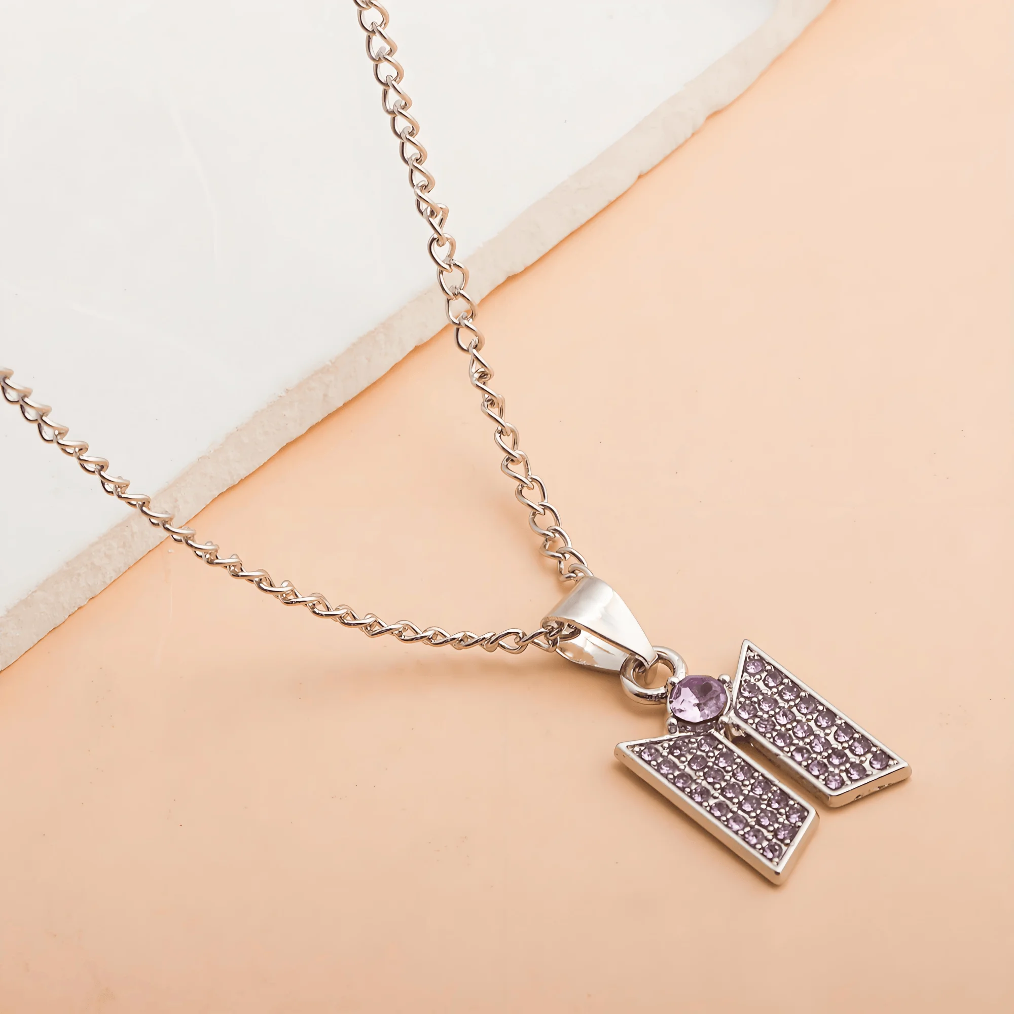 Schmetterlingsförmige lila Strass-Halskette, Unisex, modischer Schlüsselbeinschmuck, Accessoires für Paare, ideales Geschenk für den täglichen Gebrauch – Detail 5