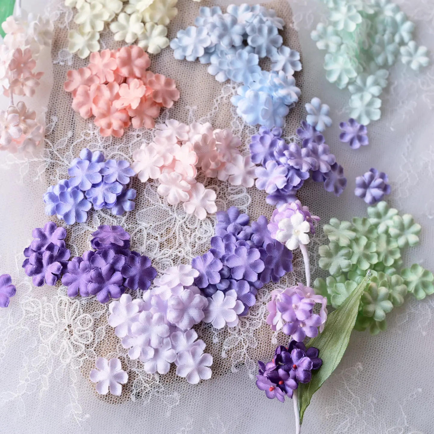 3D-Heißpräge-Satin-Plissiermaschine, Schneide- und Heißschneidezubehör, Kleidung, Kopfbedeckungen, Mini-Blütenblattmaterial – Detail 2