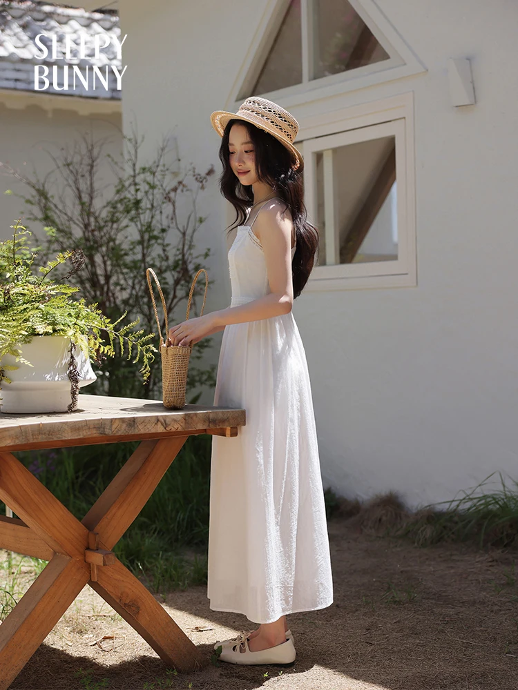 فستان كامي بطيات مزين بالدانتيل فستان نسائي صيفي على الطراز الفرنسي بقصة ضيقة فستان صيفي أبيض أنيق بدون أكمام على شكل حرف a للإجازات فستان طويل