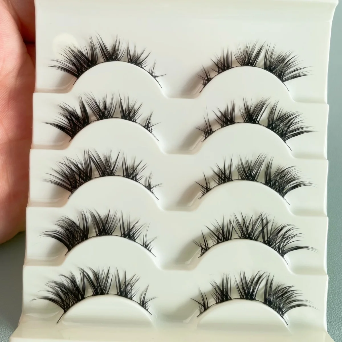 ふわふわのヨーロッパとアメリカンスタイルのつけまつげ、細長い尾、混合血の太いバービーのコミックまつげ、ワンピース