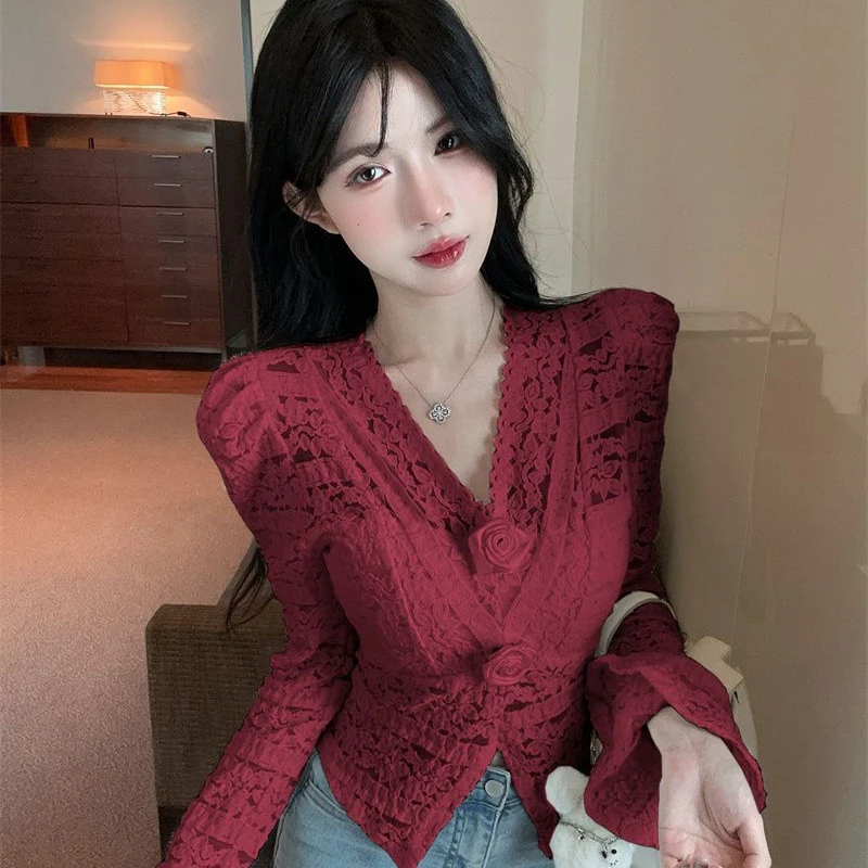 

Новая кружевная рубашка во французском стиле с цветочным принтом, облегающим кроем и расклешенным рукавом с блокировкой телеса