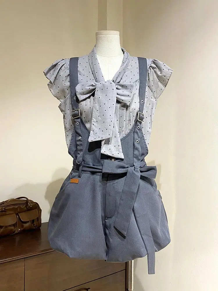 

Японский серый комплект для студентов в стиле ретро, рубашки с бантом в горошек + брюки-комбинезон, корейский модный дизайн, повседневный комплект из двух предметов, лето 2023 г.