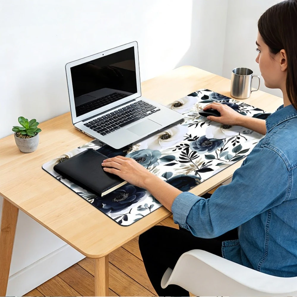Blue and white floral pattern, suitable for home office desks, computers, and computer equipment alfombrillas para escritorio