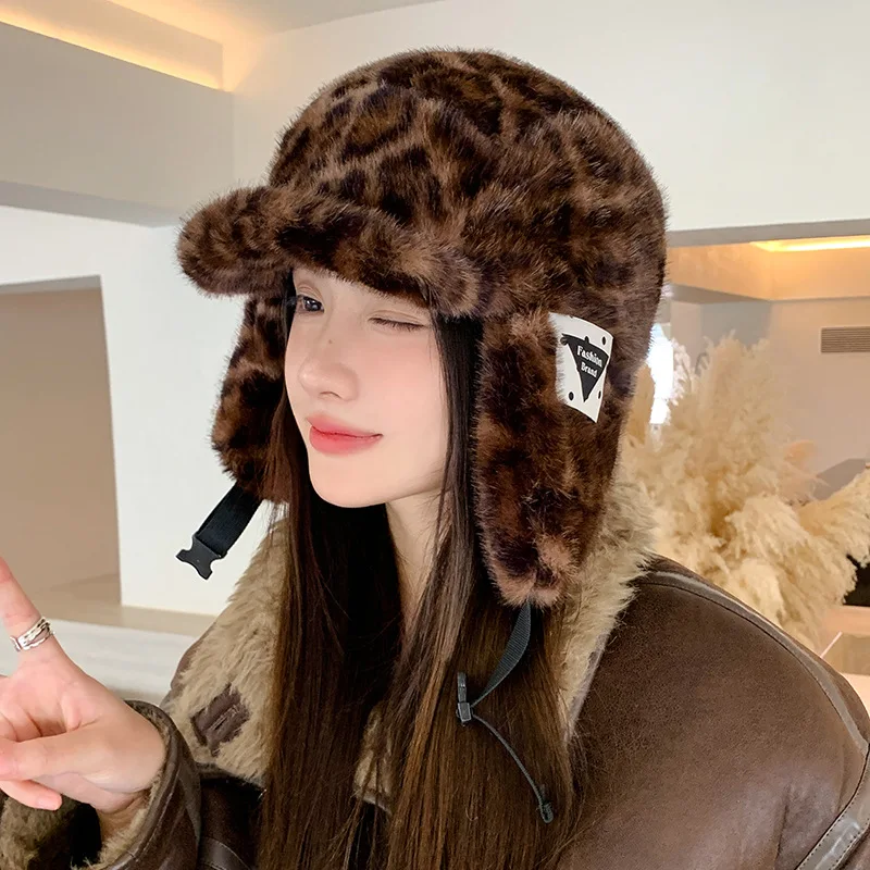 Nuevo diseño de parche Simple Retro estampado de leopardo sombreros de bombardero de felpa para mujeres invierno conducción al aire libre cálido versátil gorras de piloto hombres