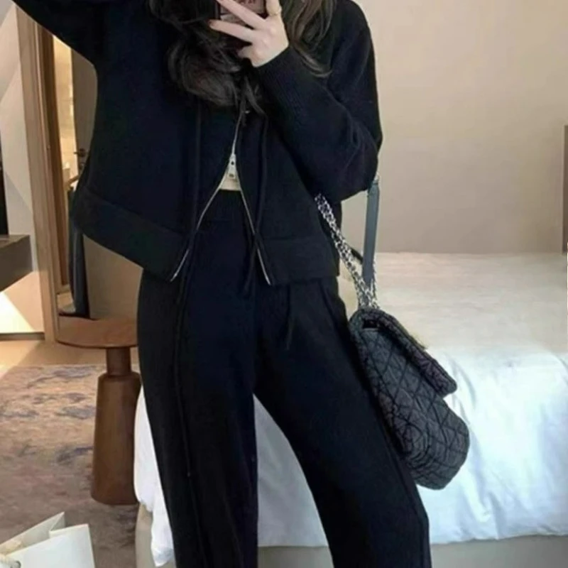 

Сплошной цвет, короткий свитер с капюшоном, длинные брюки, вязаный комплект для женщин, осень 2026, новый стиль, повседневные широкие брюки с разрезом, комплект из двух предметов