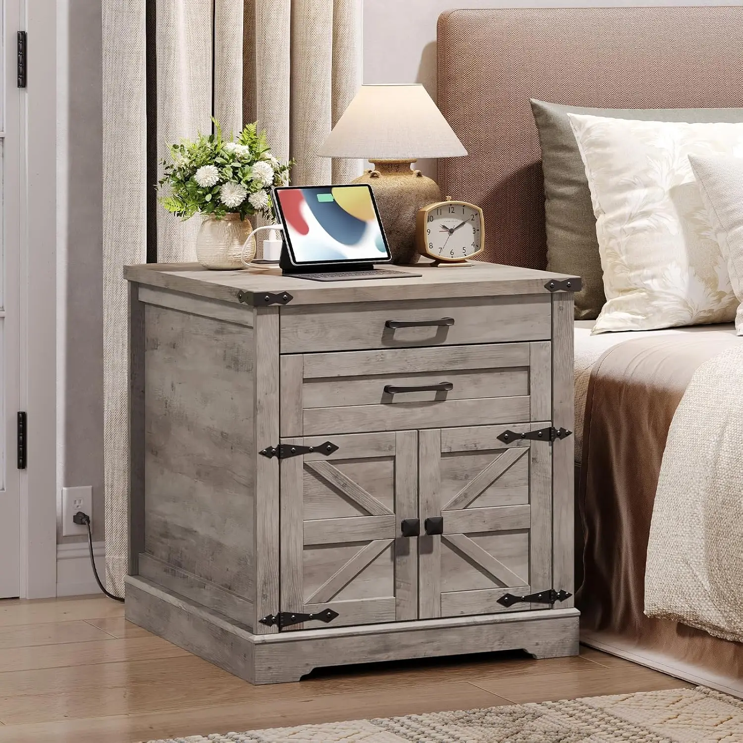 Mesa auxiliar de granja con estación de carga, mesita de noche cuadrada rústica de 24 pulgadas, 2 cajones, puerta de granero, verde