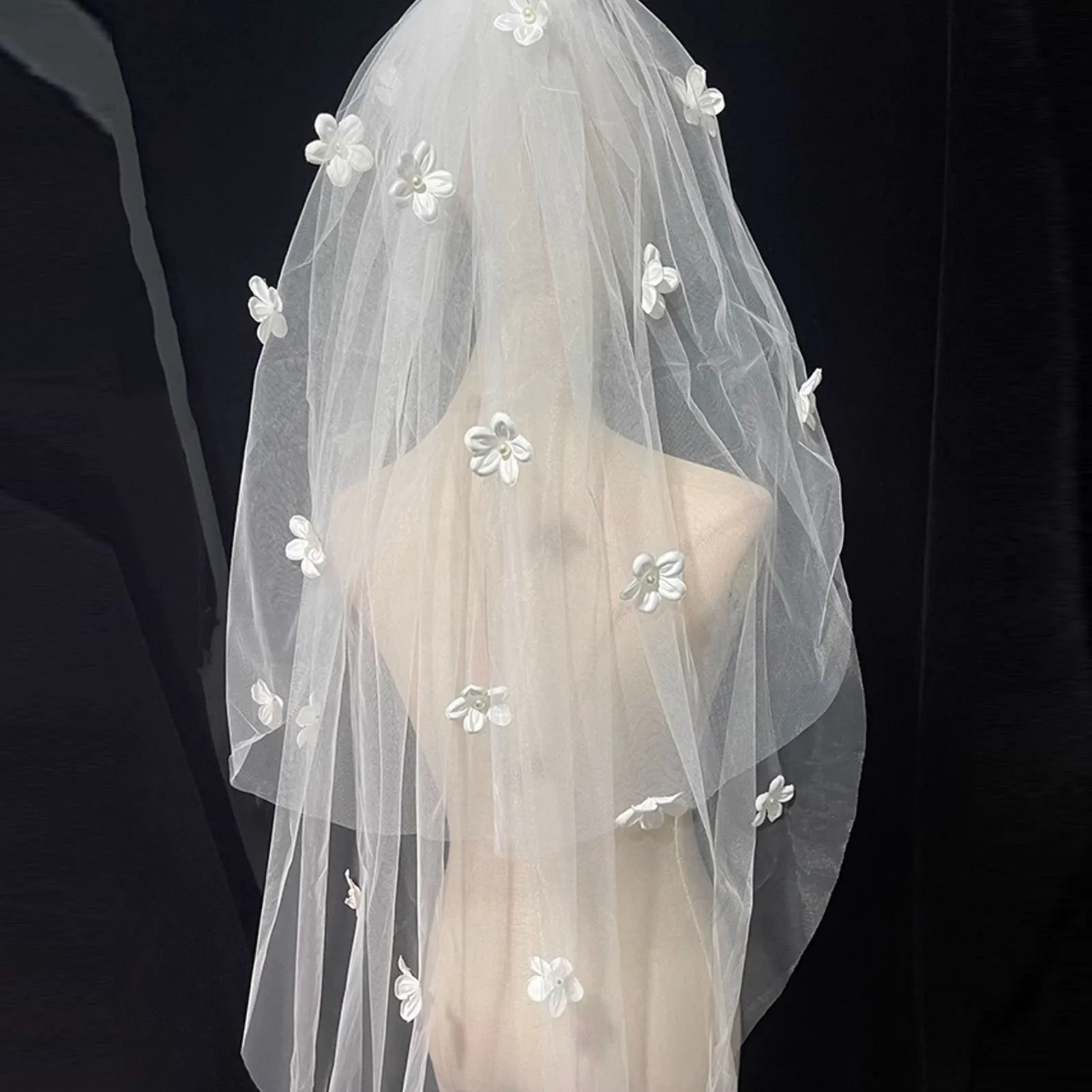 2 Tiers Bride Wedding Veils with White Flower Designed Short Fingertip Bridal Tulle Veil with Hair Comb for Photo Shooting