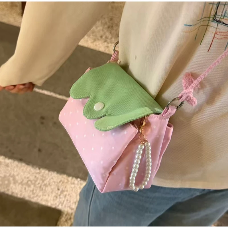 Erdbeerfarbene gepunktete Umhängetasche, leichte, vielseitige Umhängetasche für Pendlerinnen, niedliche Flip-Messenger-Tasche, Mädchen-Geldbörse – Detail 16