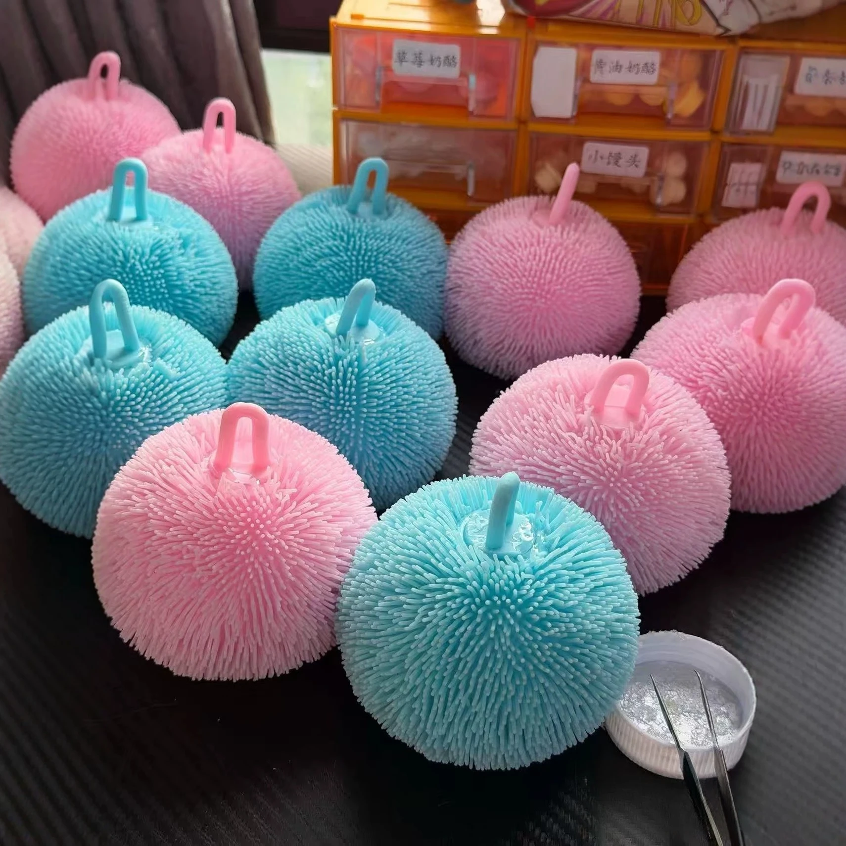 Knusprige, flauschige Bälle als Fidget-Spielzeug, knisternde sensorische Bälle, sensorisches Spielzeug, TPR-Stressabbau-Bälle, flauschige Bälle zum Quetschen, Partygeschenke, Geschenkidee – Detail 8