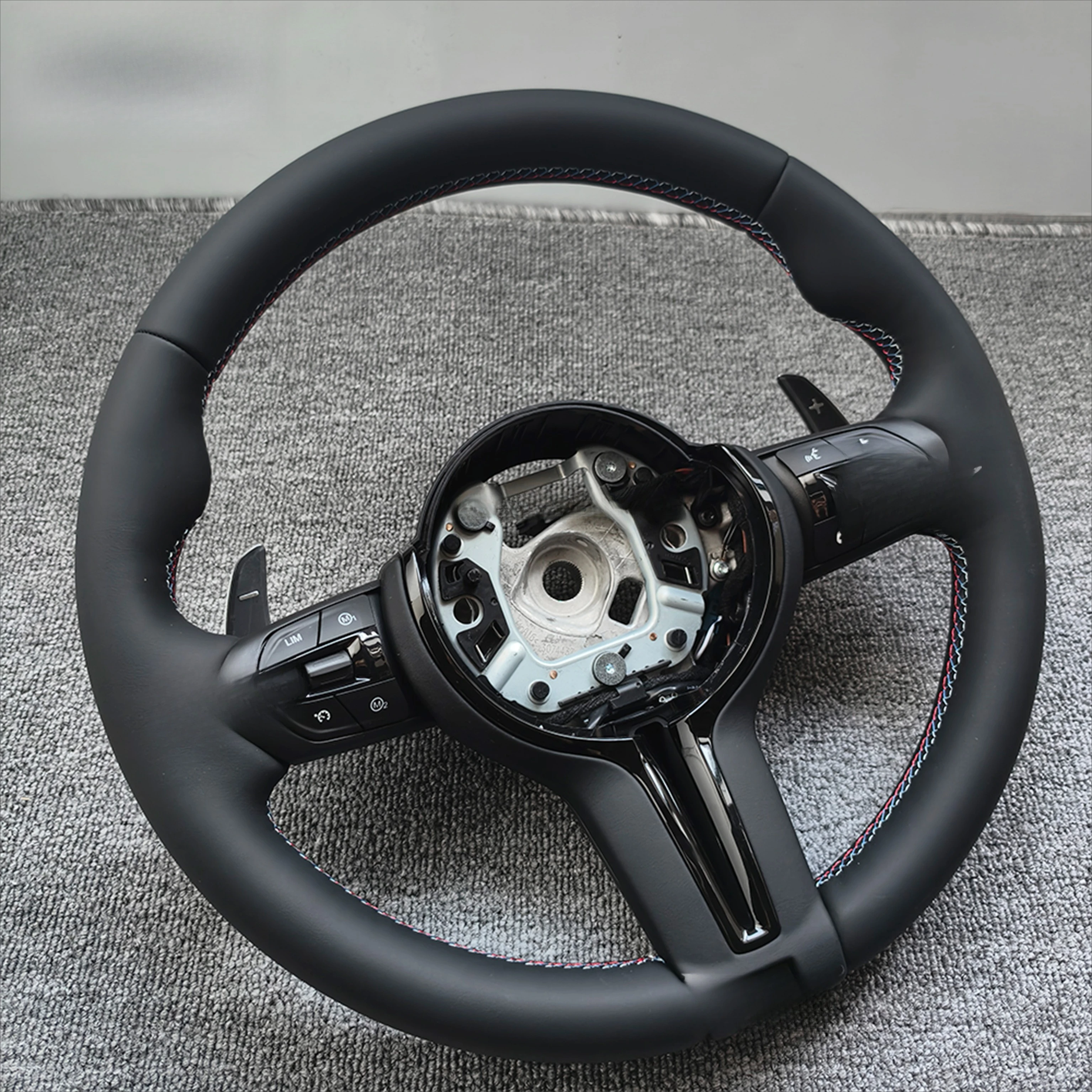 

Sport Steering Wheel for F20F21F40F22F23F44F45F30F31F35F33F49F25F26F15F16F82F10F06F01F10M3 M5 M6 Auto Parts