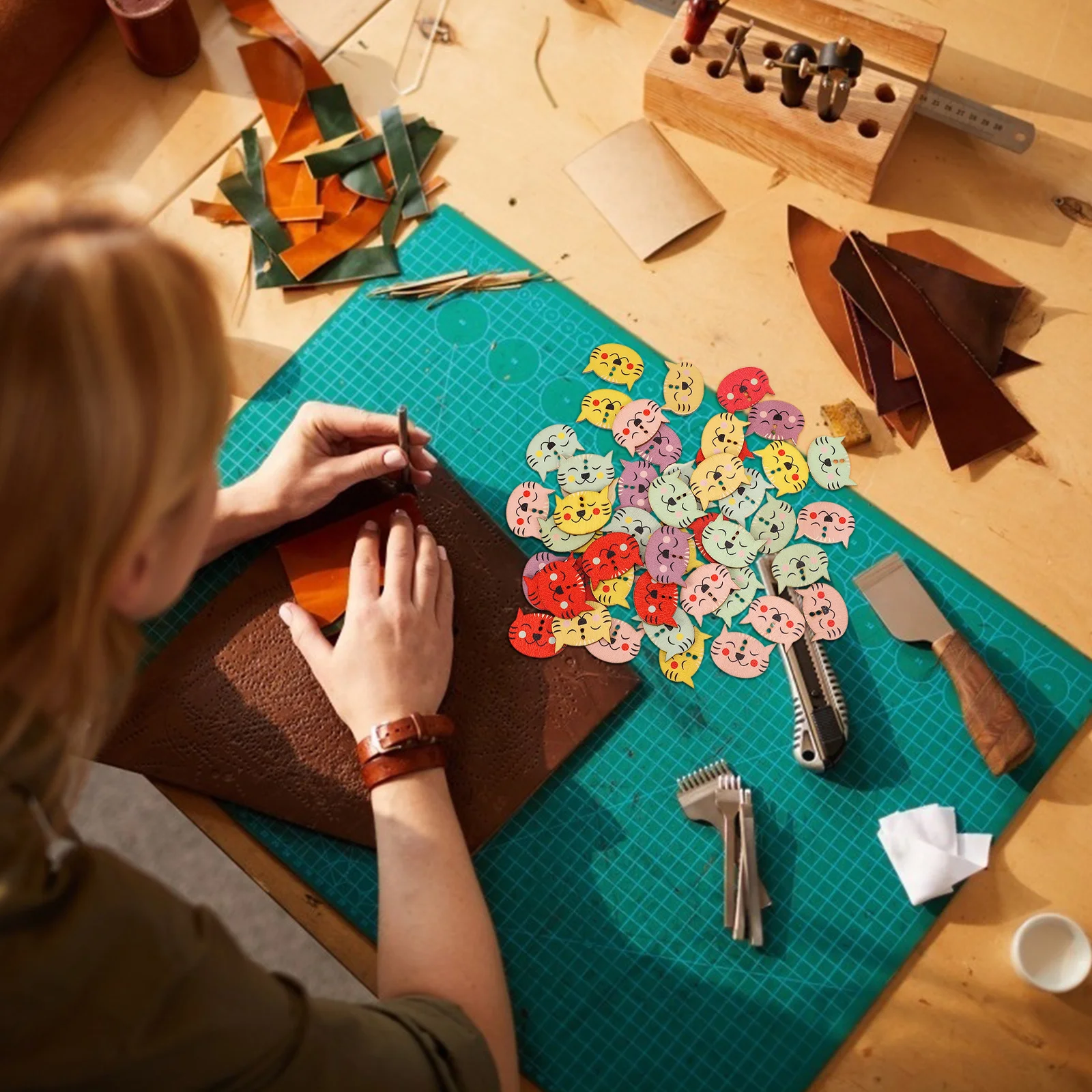 

100Pcs Wooden DIY Button Kitten Shaped Cartoon Decor Safe Durable Wooden Clothes Button DIY Buttons Cartoon Buttons