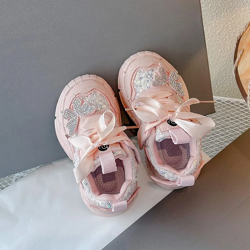 أحذية رياضية للفتيات 2025 ربيع وخريف جديد مطرزة على شكل فراشة قابلة للتنفس خفيفة الوزن كاجوال أحذية أطفال عصرية