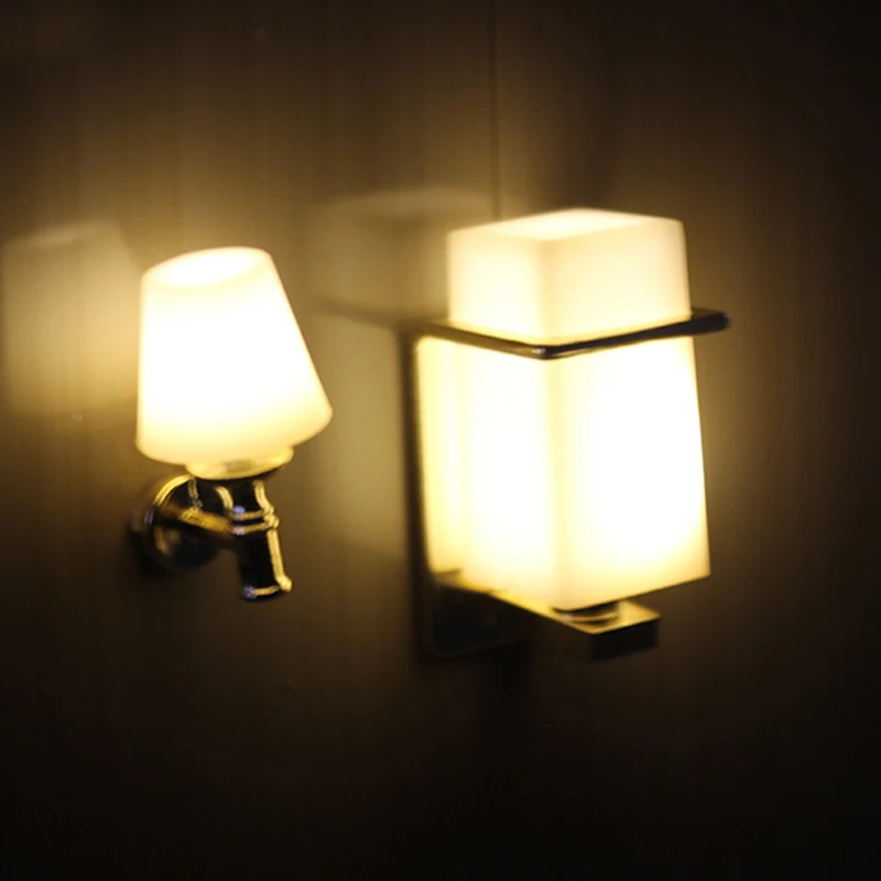 1Pc 1:12 Lampade da parete in miniatura per casa delle bambole Modello di luce a LED Giocattolo Mobili per casa delle bambole Accessori per la decorazione della casa (senza batteria)