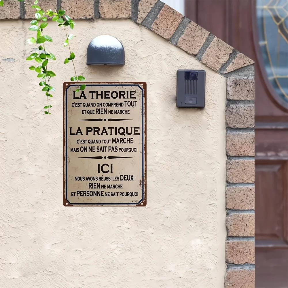 Placa de Metal HD Vintage com Humor Francês - Citação Engraçada 'Teoria vs Prática' para Decoração de Parede em Casa, Escritório e 'Man Cave'