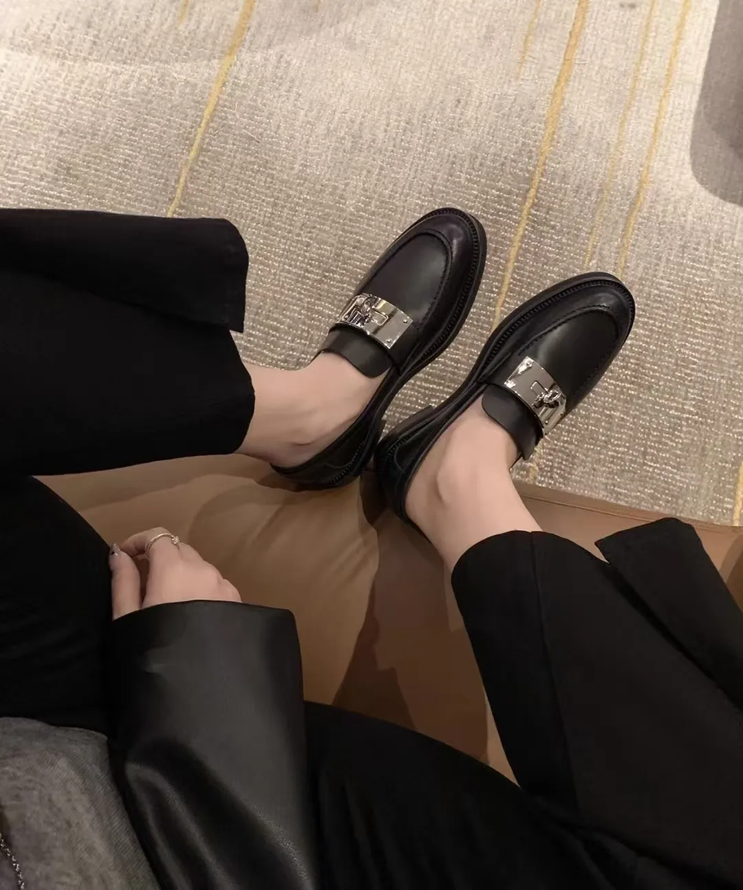 

Fashionable British Style round Toe Velvet Slip-On Lock Buckle Loafers Women's Low Heel Single Shoes Easy to Wear Comfortable