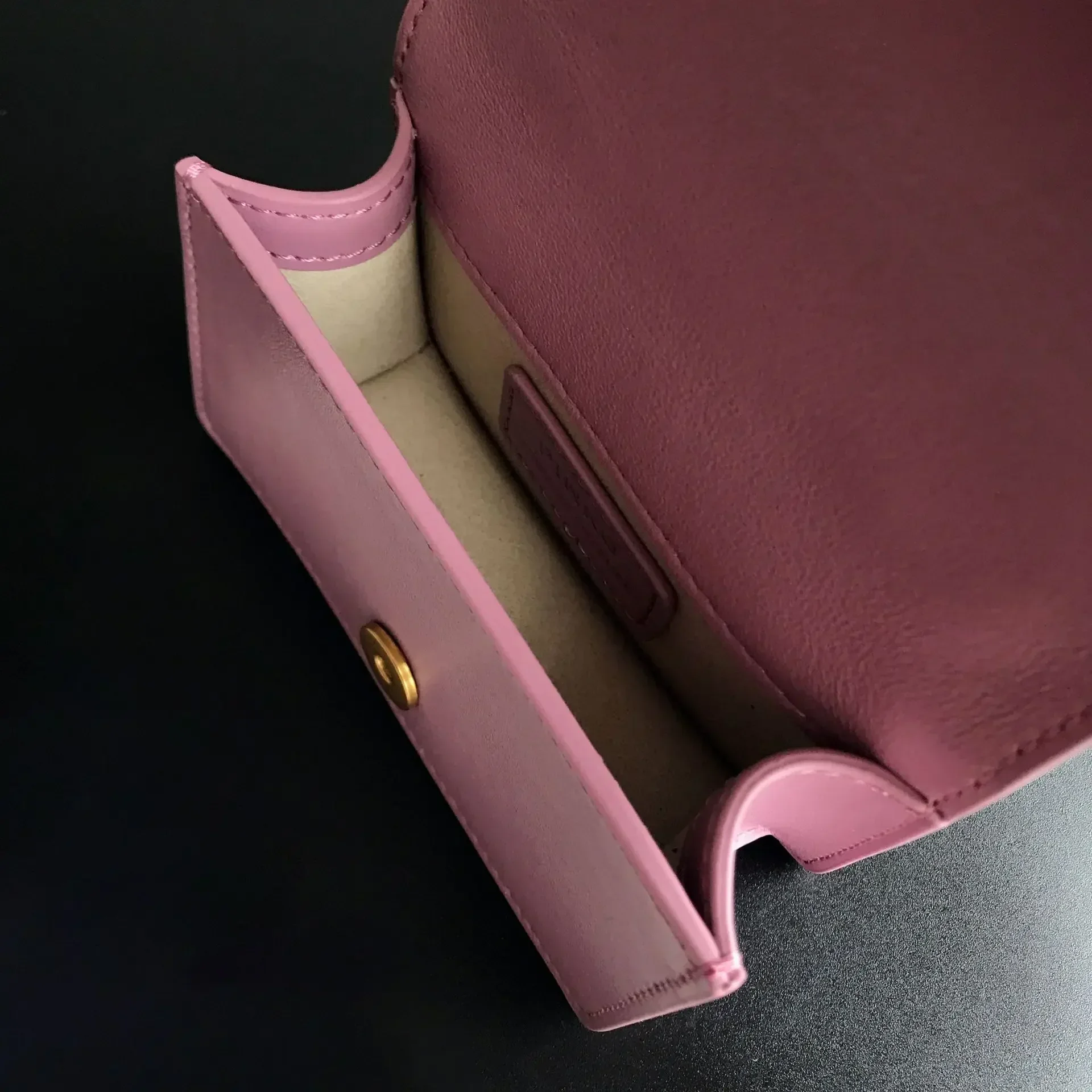 2026 Neue Damen-Umhängetasche in Beige mit V-Steppung, PU-Leder, Goldener Schwalbenverschluss, Ketten-Mini-Schultertasche für den Alltag, Dating, Hochzeit, Bestseller – Detail 23