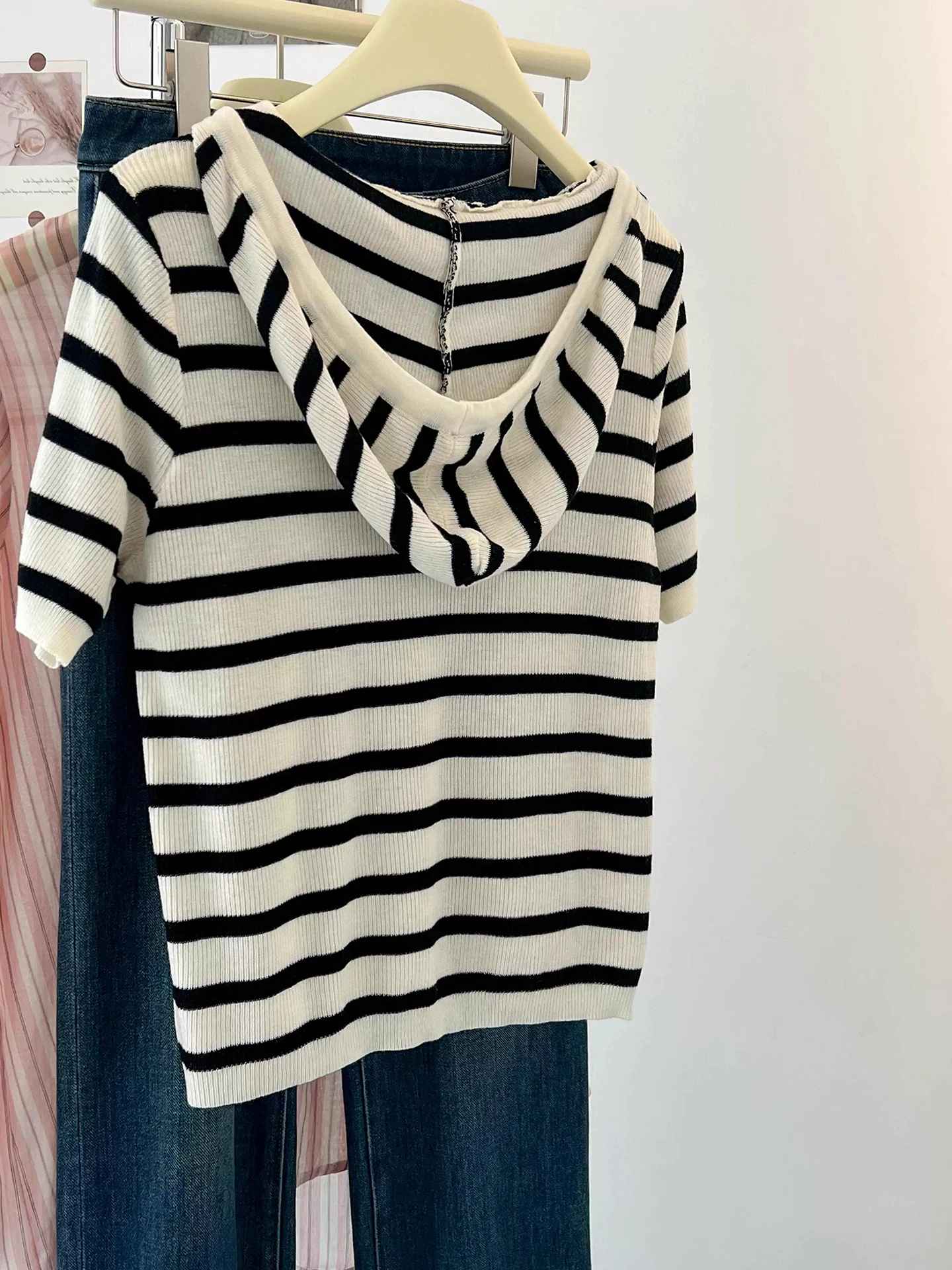 ゆったりとした韓国風ニットトップス、ドローストリングフード、カラーブロック、夏のカジュアル、通気性のある半袖セーター（女性用）