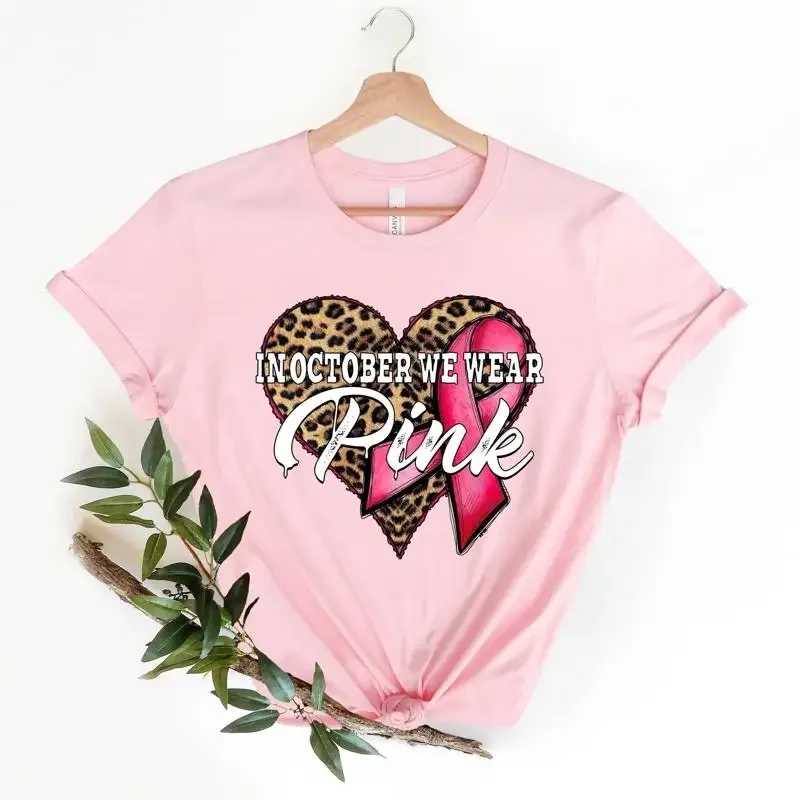 En octobre, nous portons un t-shirt rose avec un ruban de sensibilisation au cancer du sein à motif léopard, pour la motivation.