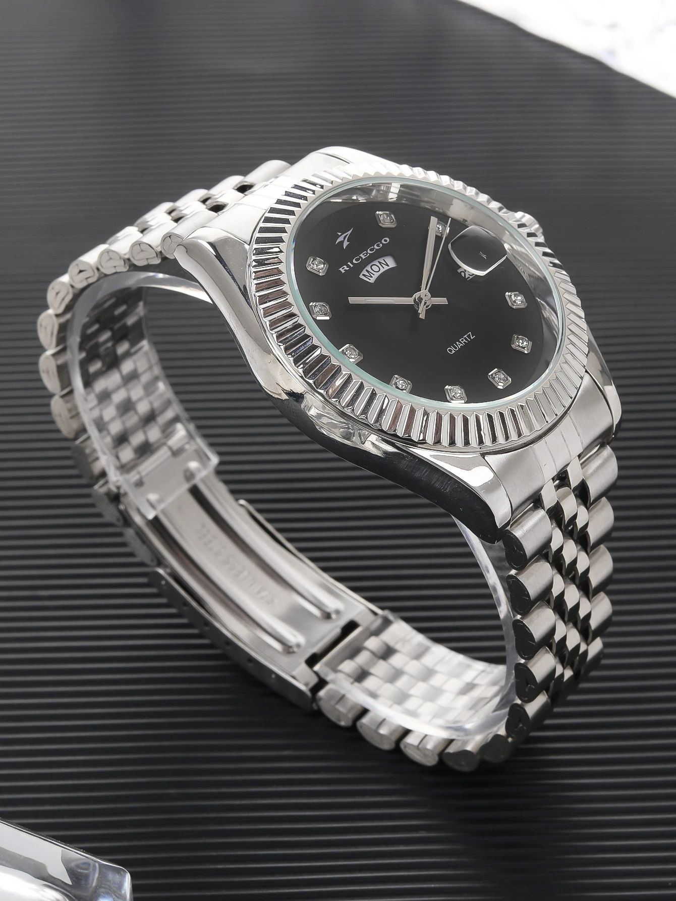Business quartz strap, diamond scale, weekly calendar, dual display texture bezel, stainless steel strap, fashionable men's watc