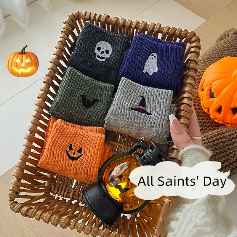 

Fashionable and unique Halloween-patterned mid-calf socks, suitable for both men and women to wear during festivals