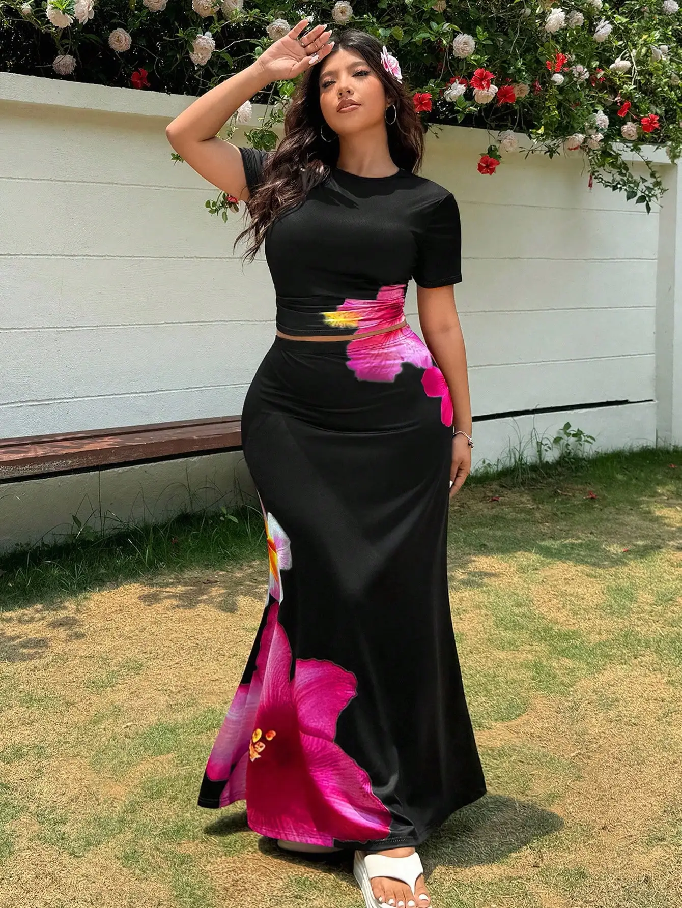 

Комплект из двух предметов для пышных женщин: черный макси-комплект с цветочным принтом для пляжа, отпуска, свиданий или фестивалей. Весна-лето.