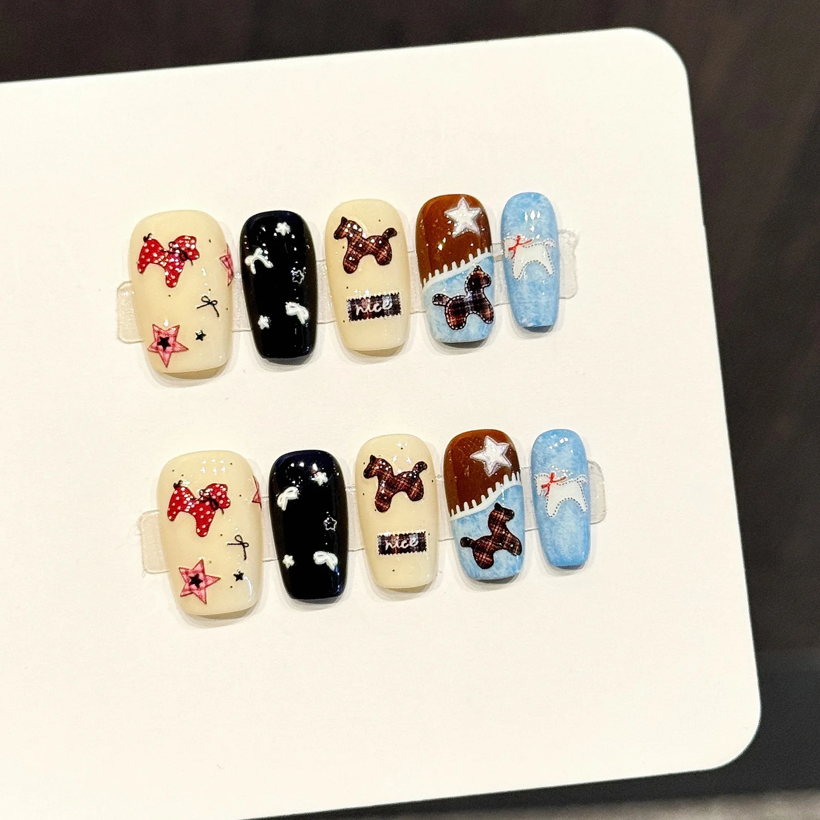 手作りの付け爪 かわいい雪だるま 赤いベリー フェイクネイル 取り外し可能 ショートオーバル ファッション グリッター キャッツアイ 付け爪 デザイン付き