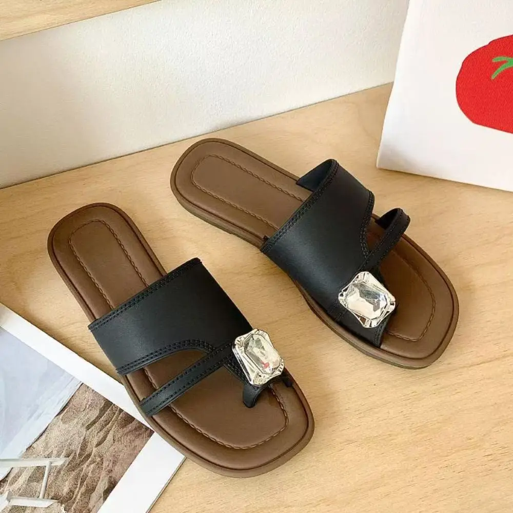 

Тапочки с носком из ПВХ со стразами, летние тапочки на плоской подошве из искусственной кожи, женская пляжная обувь, нескользящие шлепанцы, сандалии для улицы и дома