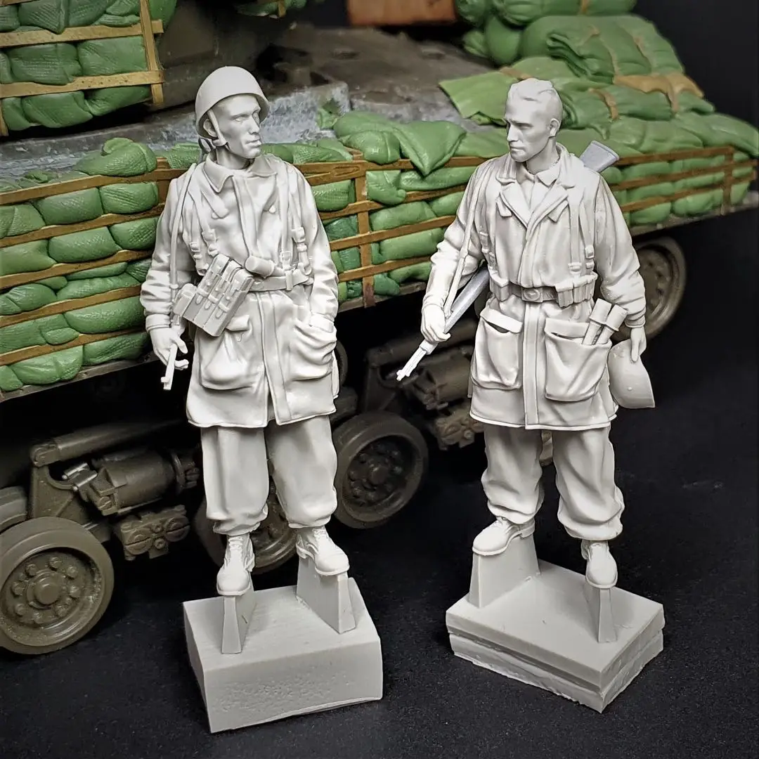 1/35 Scale Resin Figure Model Kit modeling  Scene paratrooper 2 Figs Italy 1944  Unpainted Unassembled  DIY Toys