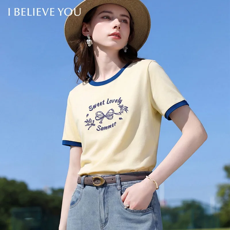 I BELIEVE YOU Camiseta amarilla con bordado de lazo y letras, cuello redondo, manga corta, ribete en contraste, elegante, Verano 2026 2262016341