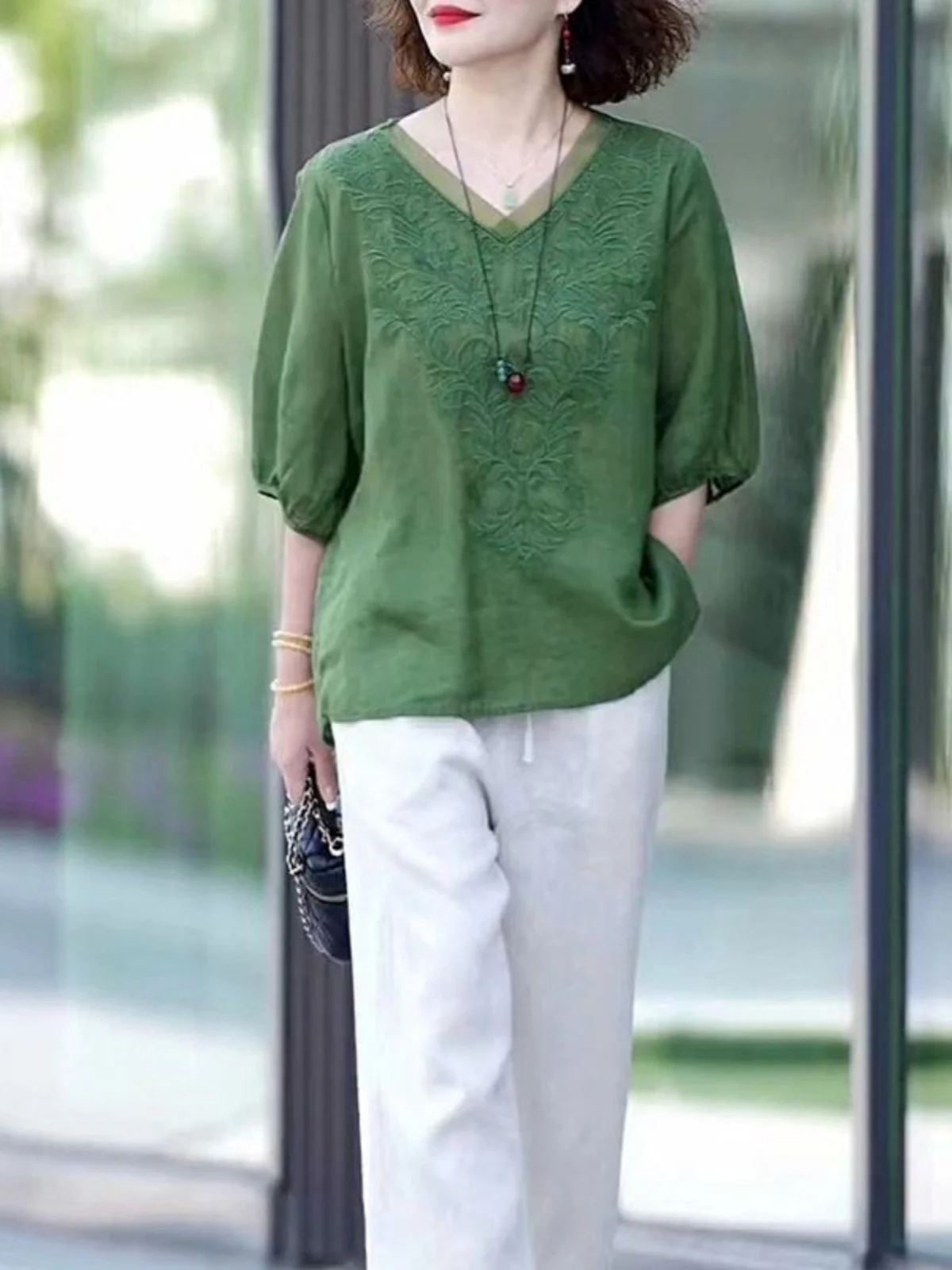 

Элегантный летний костюм из хлопка и льна: брюки-палаццо и футболка с вышивкой для зрелых женщин