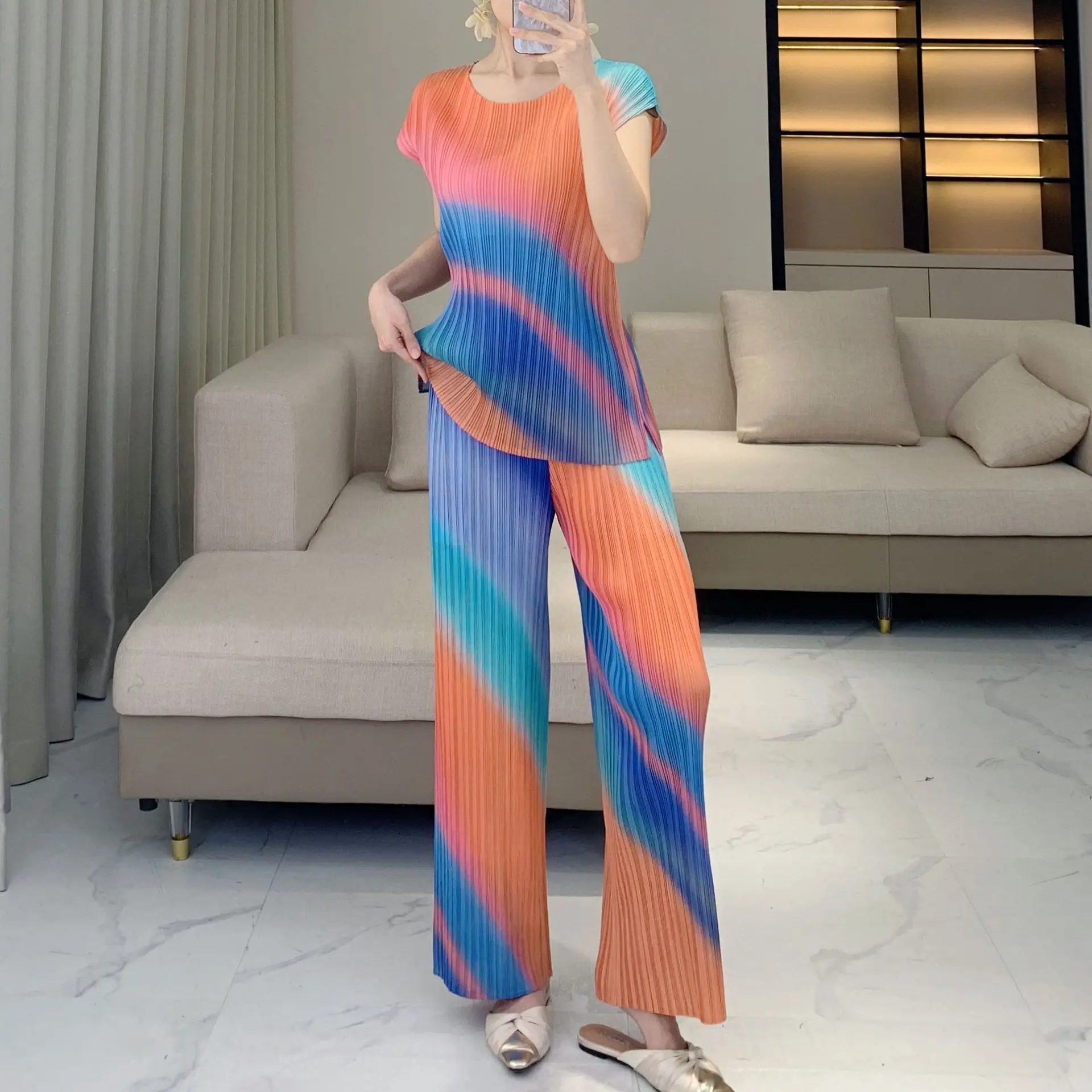

Miyake Pleated Fashion Set Women's New Summer Colorful Gradient Round Neck T-Shirt Loose Straight Leg Pants Two-Piece Set