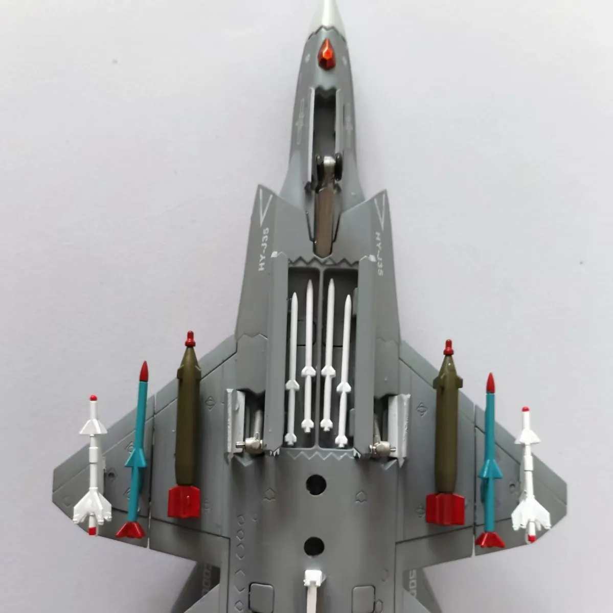 Diecast Metal 1/100 Scale J-35 Fighter Jet Model Plane Alloy Simulation Carrier-Based Aircraft J35 Model Toy Collectible Gift