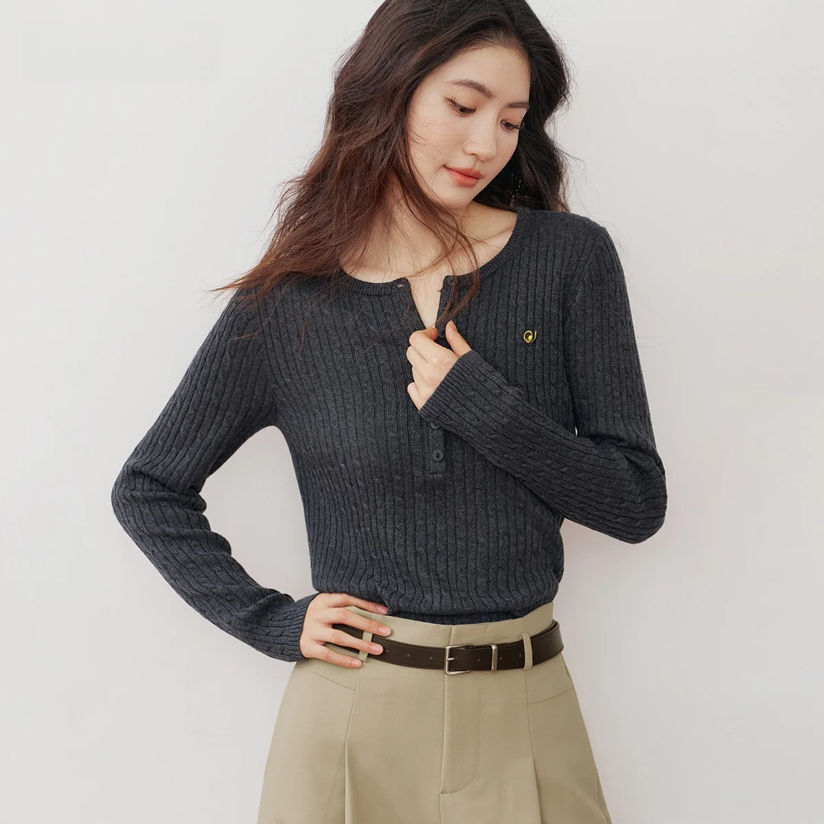 L-West round Neck Pullover Knitted Sweater Women's Slim Fit Long Sleeve Grey Embroidered Knitwear City Walk Casual Style
