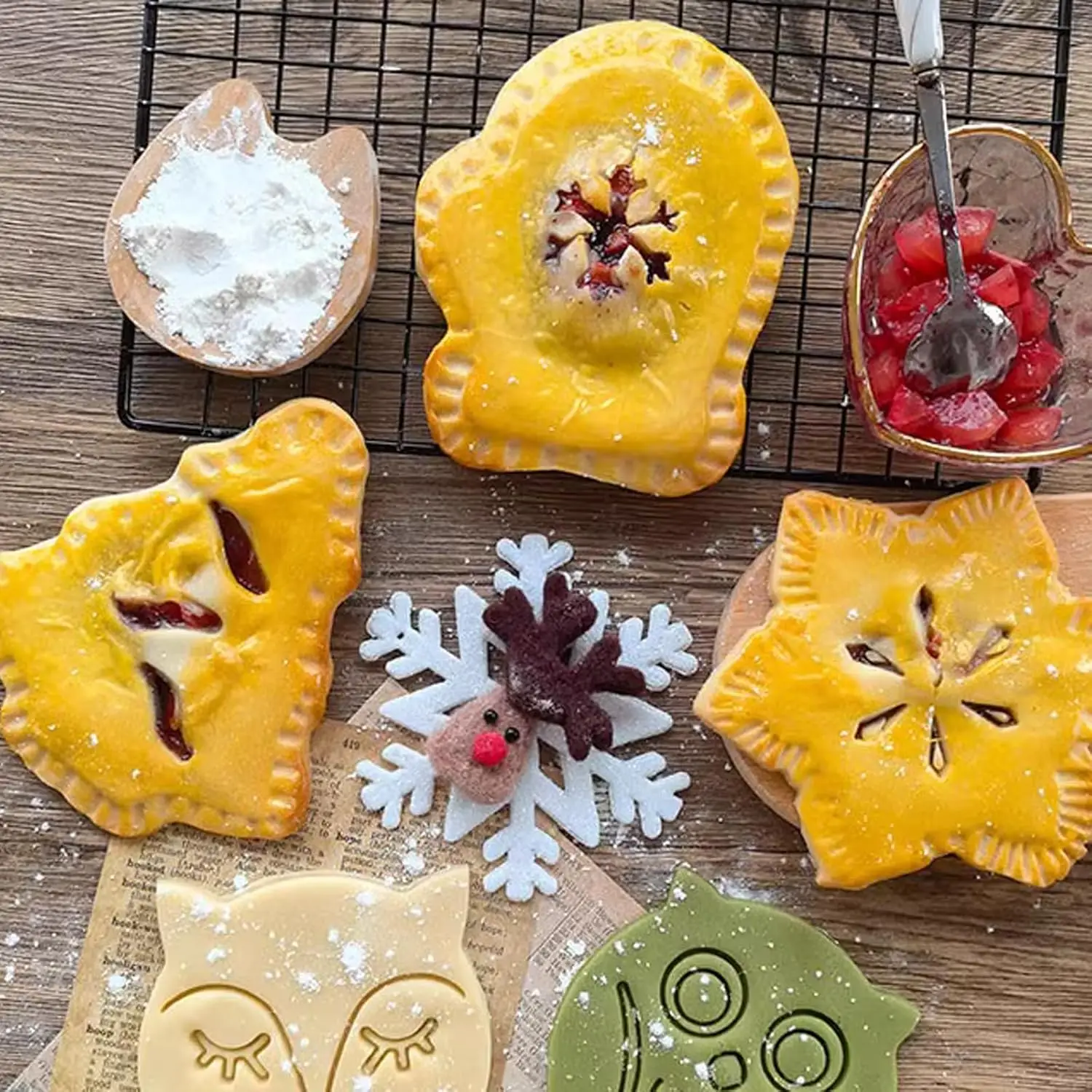

3pc Mini Pie Maker for Christmas Party Baking Supplies,nowflake,mitt and Christmas Tree Shapes,dough Presser Pocket Pie Mold Set