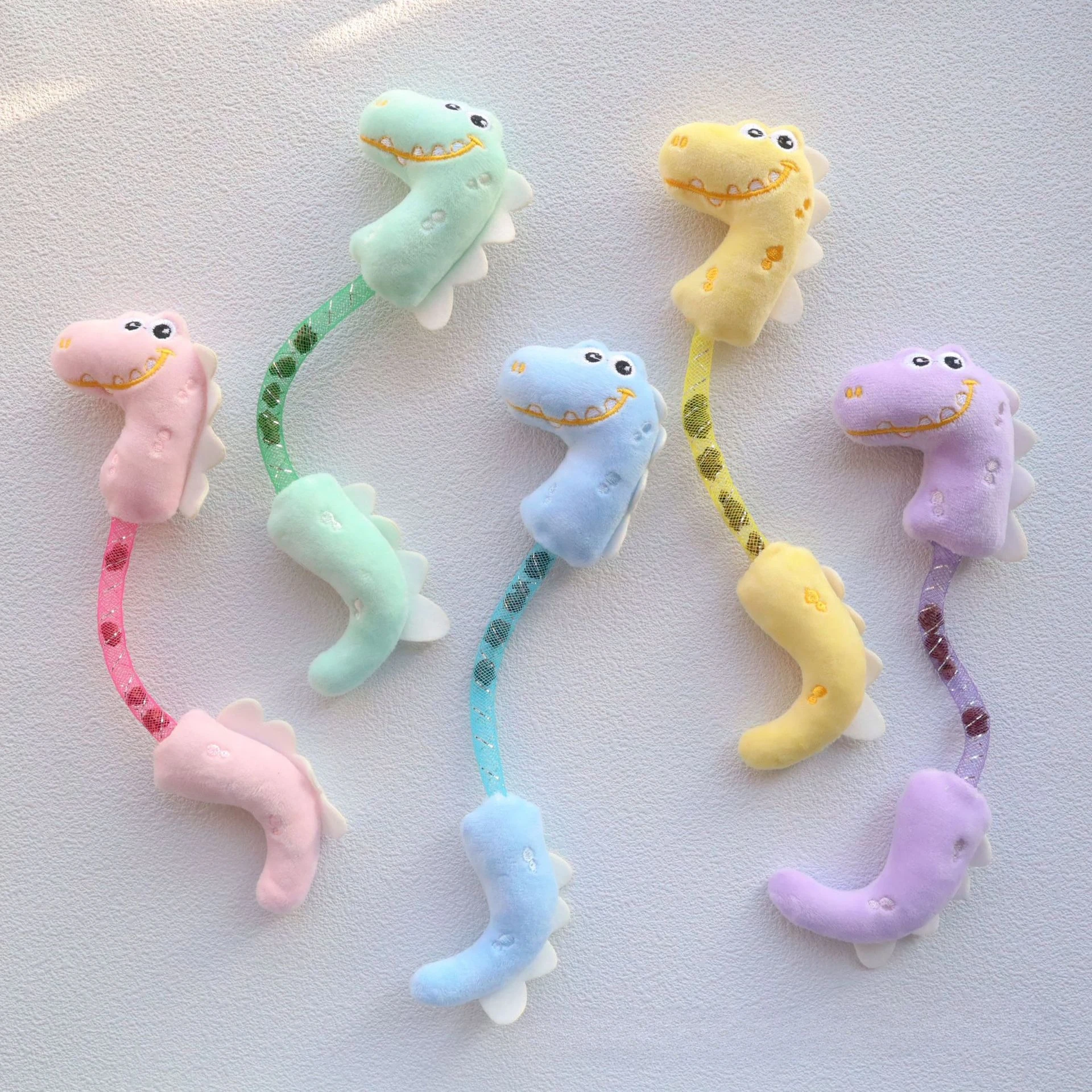 2 Stück niedlicher Plüsch-Dinosaurier, interaktives Katzenspielzeug, Kunststoffrohr, Heimtierbedarf, Zubehör